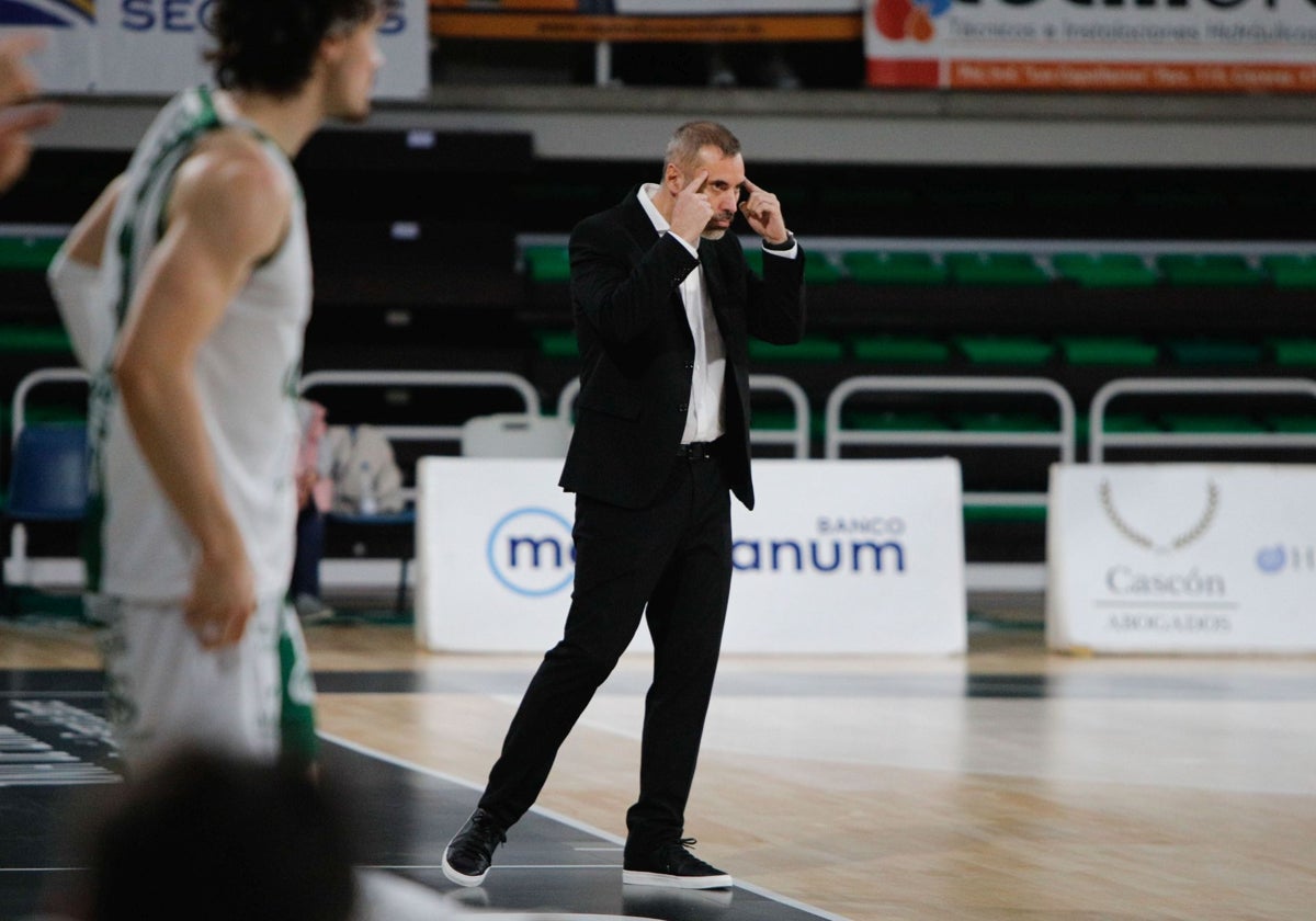 Adrià Alonso, técnico del Cáceres, pide cabeza a sus jugadores.