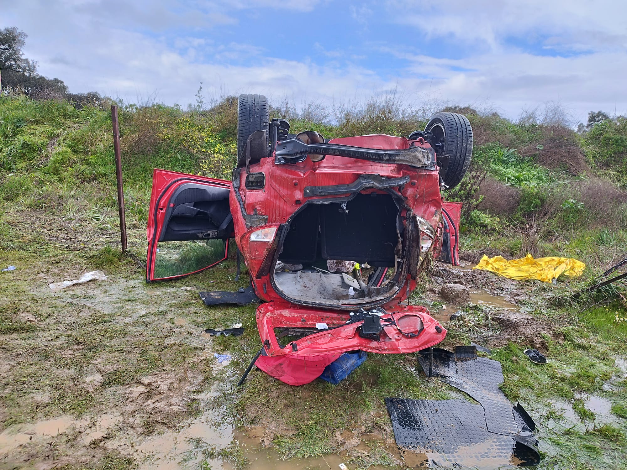 Fotos | Así ha quedado el coche tras el accidente en Oliva de la Frontera