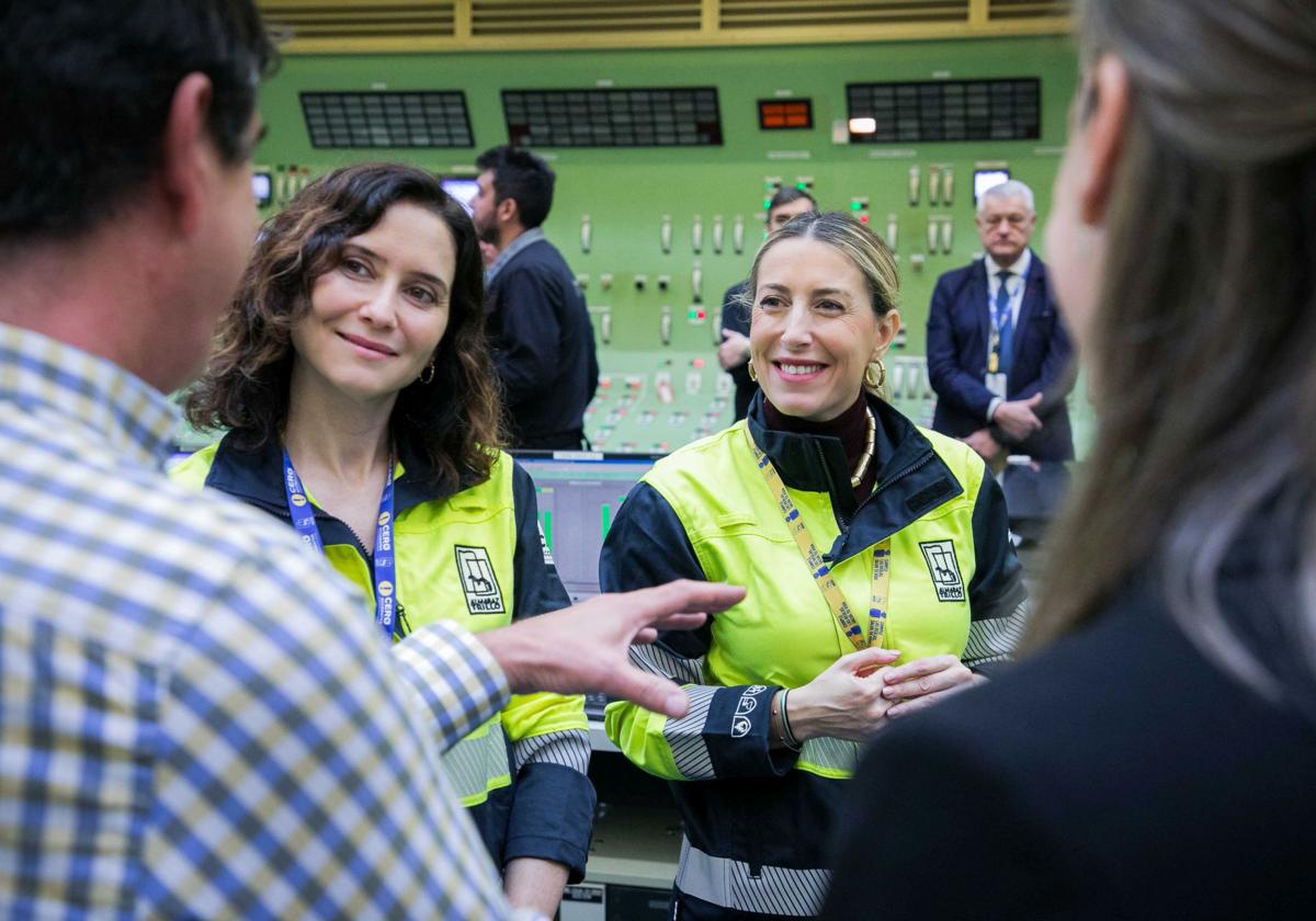 Isabel Díaz Ayuso y María Guardiola visitan la central nuclear de Almaraz