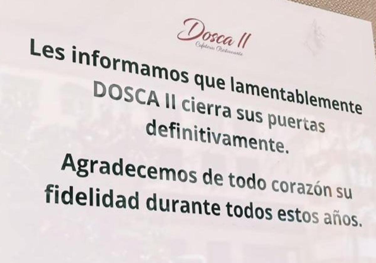 El cartel que anuncia el cierre del restaurante Dosca II en la avenidad de Colón.