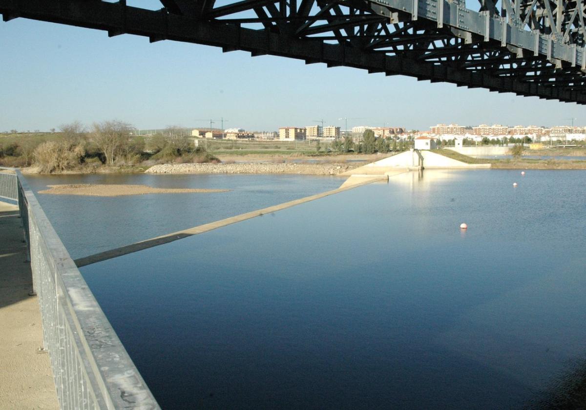 Azud del Guadiana junto al Puente de Hierro.