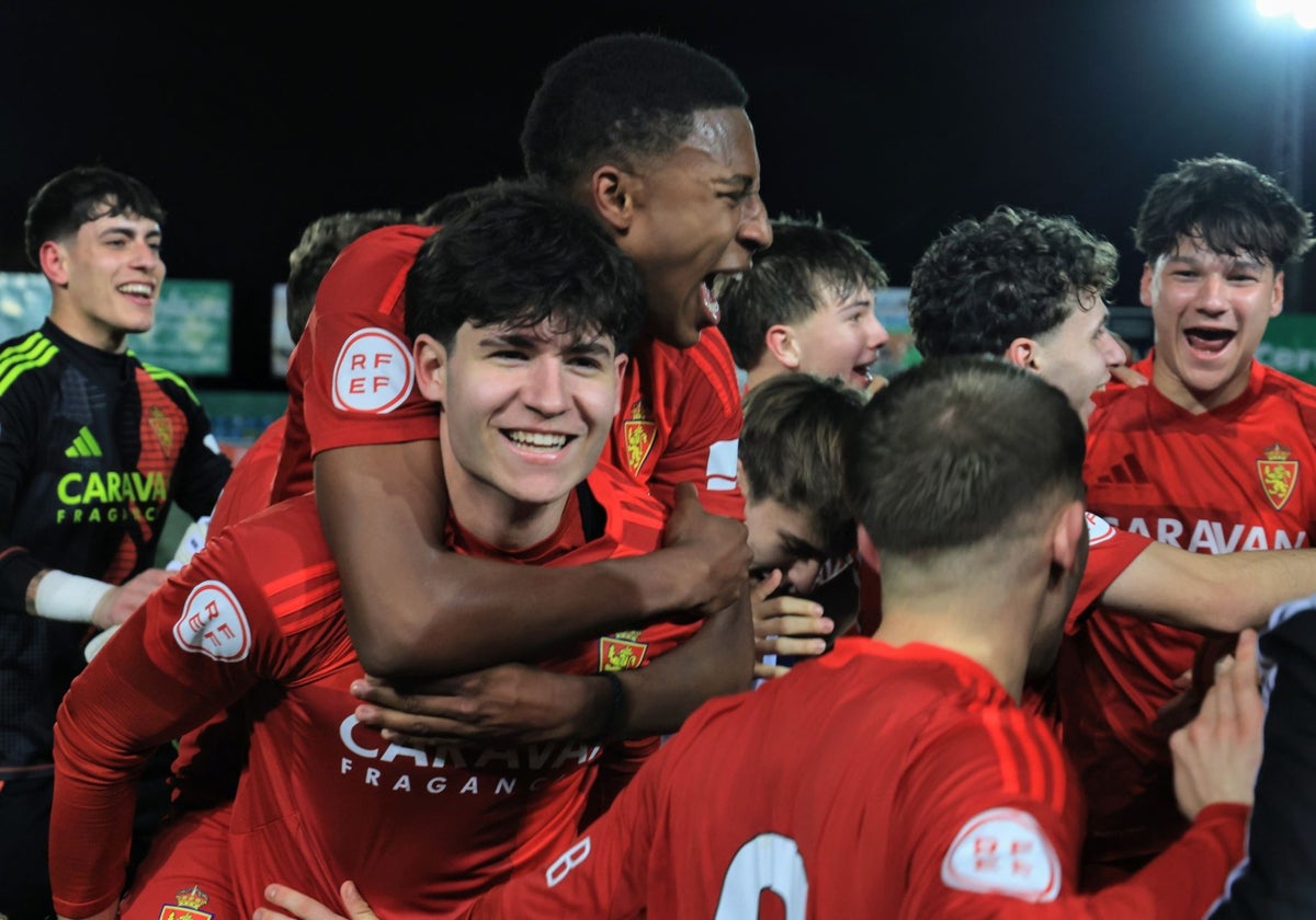 Jugadores del Zaragoza celebran el triunfo en Villanueva.