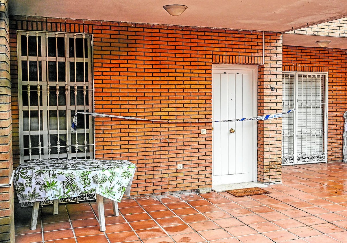 La puerta de la casa donde fue asesinada la educadora social en Badajoz.