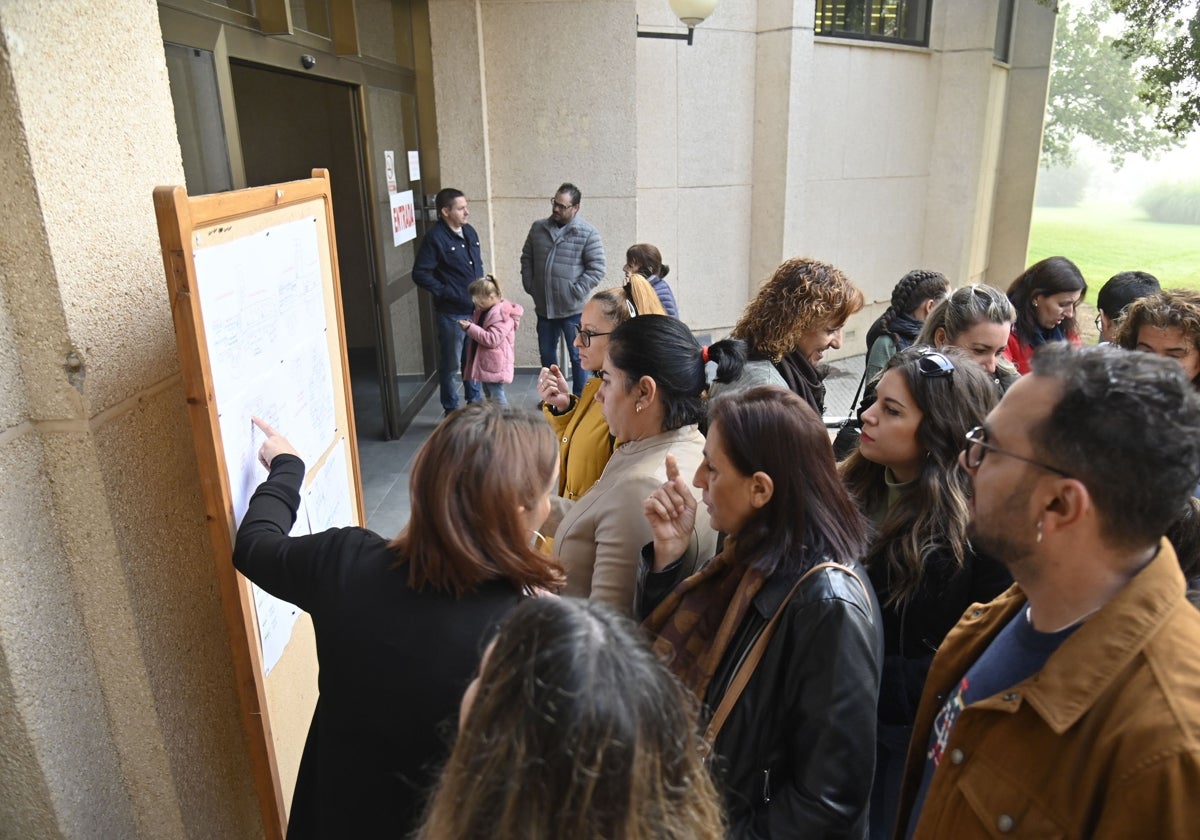 Aspirantes a un puesto en el SES esperan para hacer el examen.