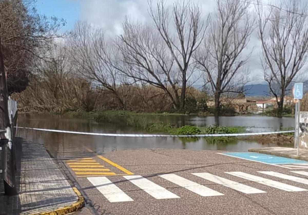 Un precinto policial impide aproximarse al cauce del río Rivera de Gata en Moraleja.