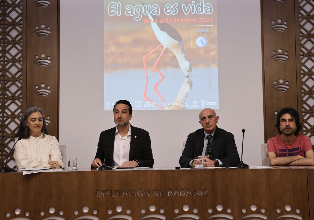 Presentación en la Diputación de Badajoz del ciclo 'El agua es vida'.