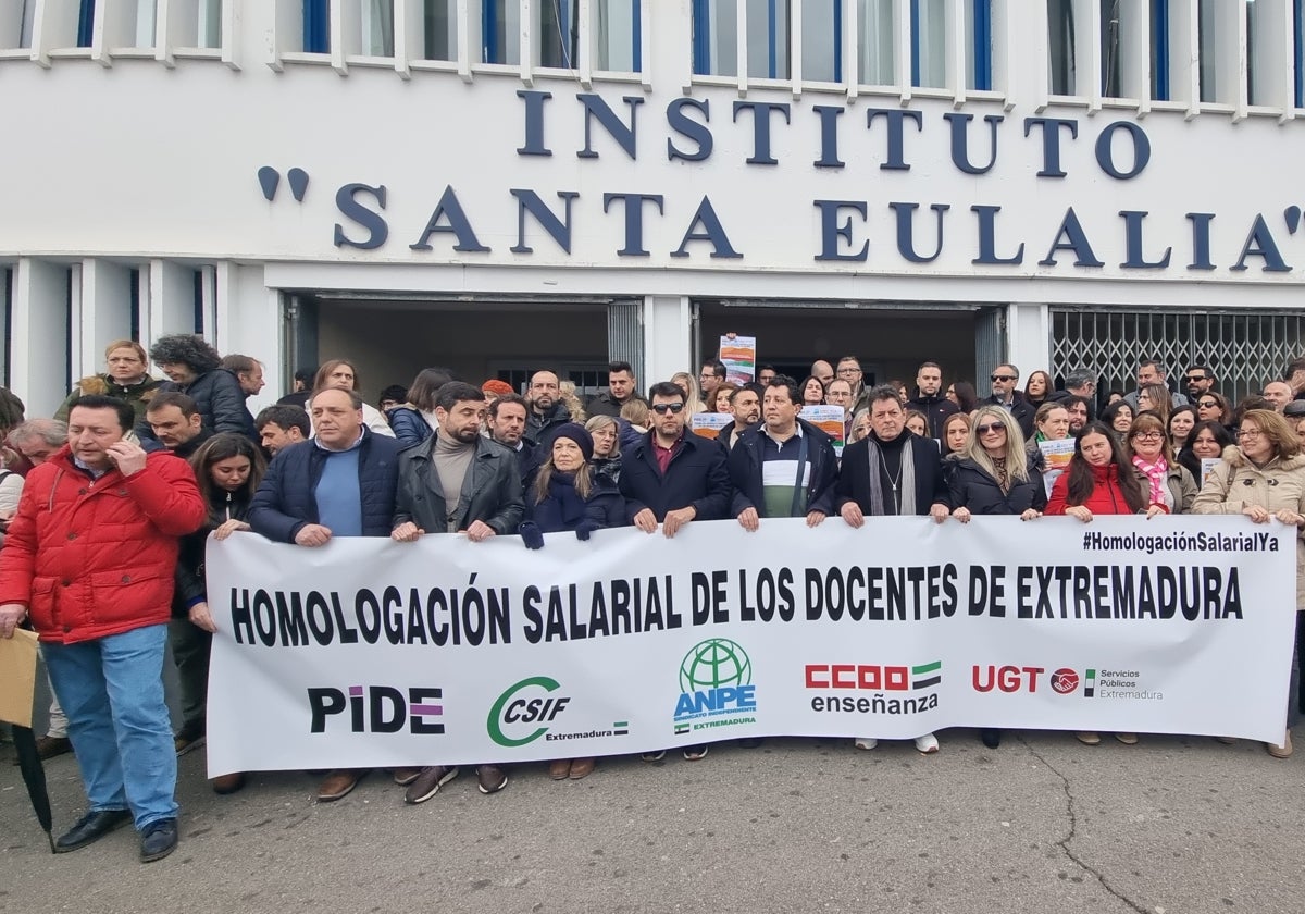 Protesta docente esta mañana en el Instituto Santa Eulalia de Mérida.