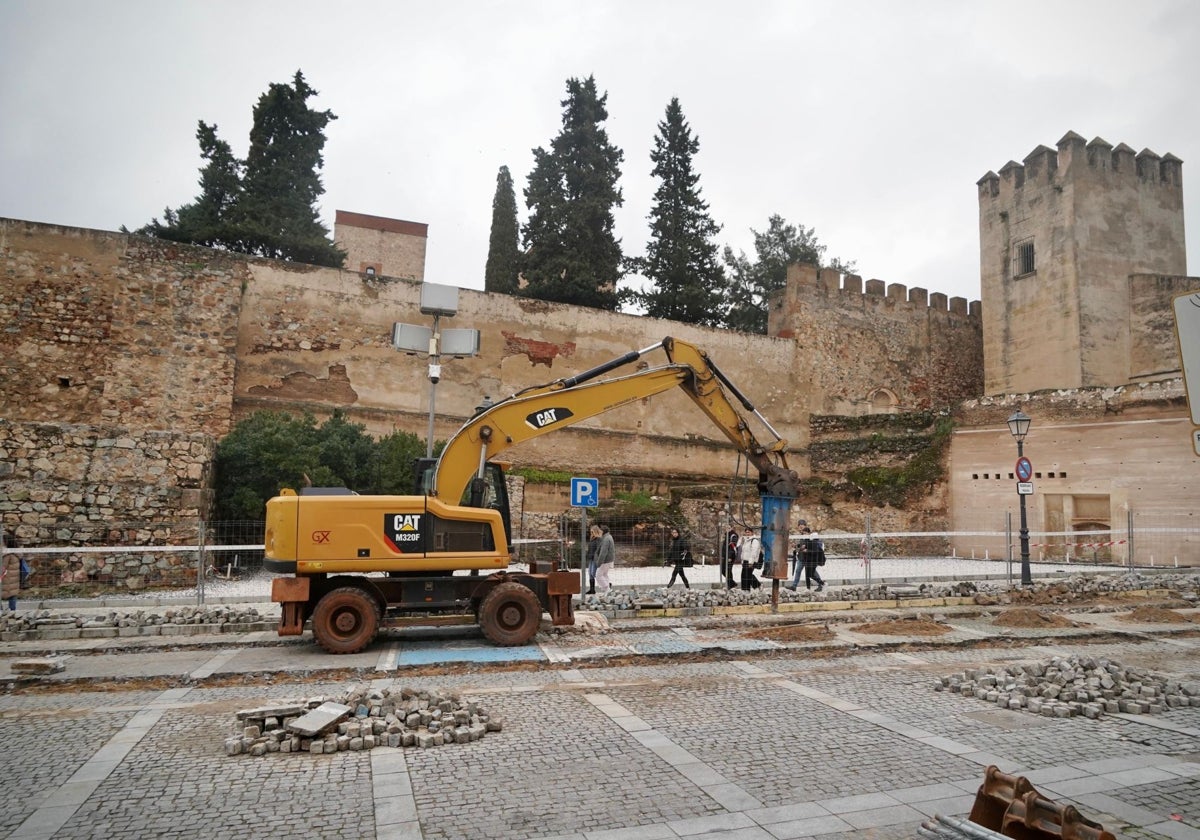 Obras en la plaza de San José, junto a la Alcazaba.