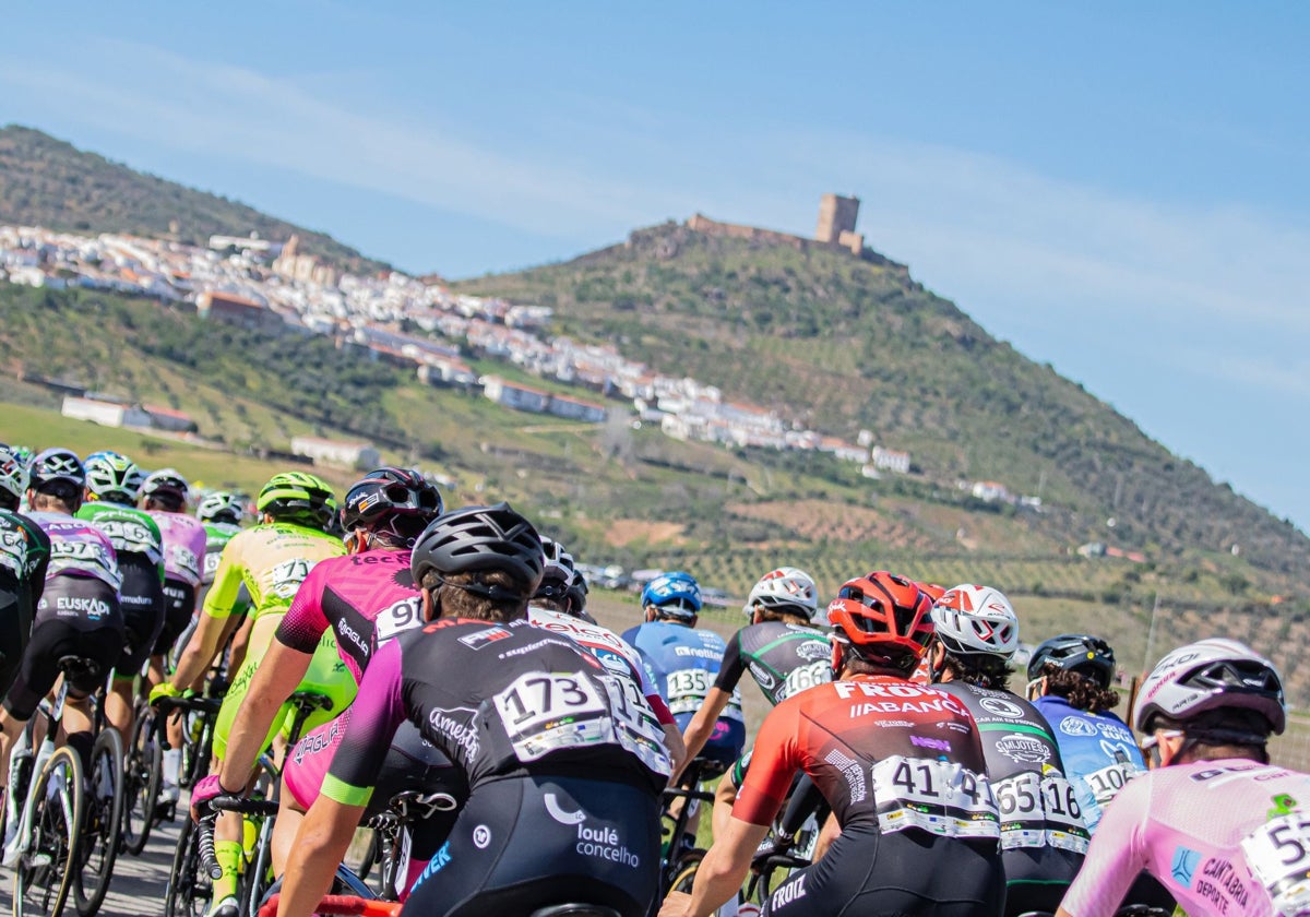 El pelotón avanza hacia la subida al castillo de Feria en la pasada edición de la Vuelta.