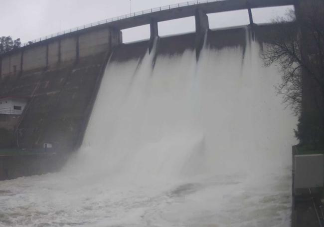 La presa de Villar del Rey sigue soltando agua este miércoles.