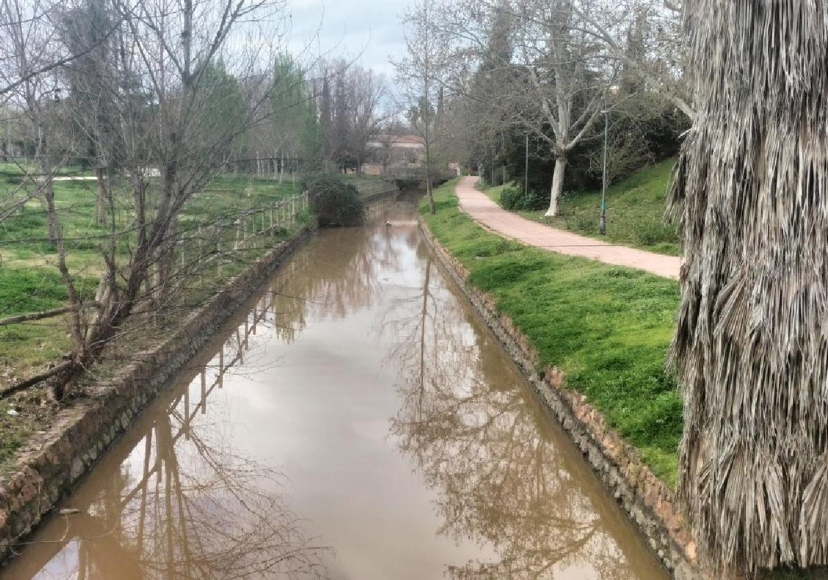 Tramo del Guadianilla lleno de agua que se empezó a vaciar ayer.