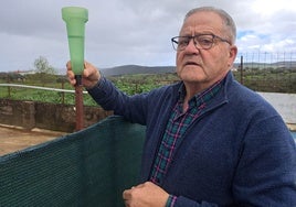 Mateo Benítez, junto a su pluviómetro en la localidad de la Sierra Suroeste.