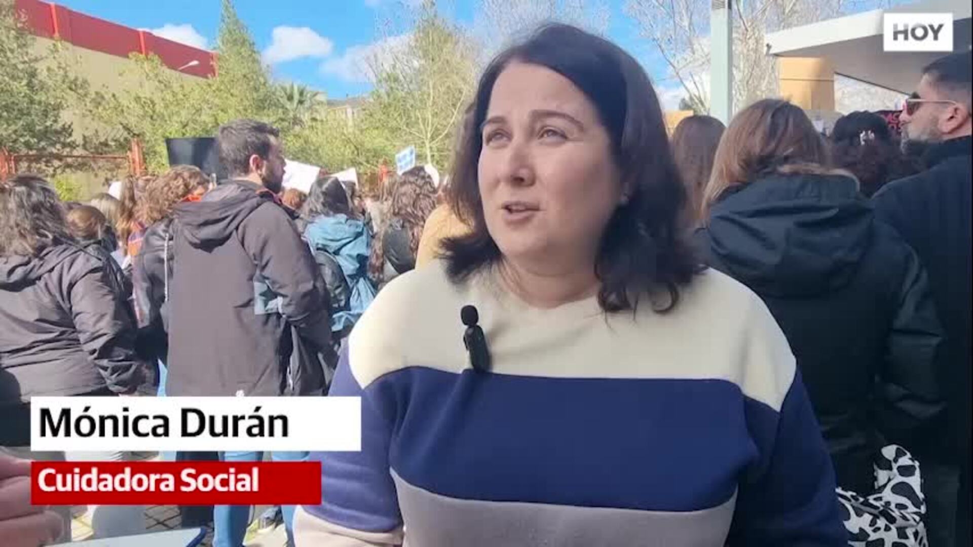 Protesta ante las puertas de Servicios Sociales y Atención a la Infancia de la Junta en Mérida, este viernes.