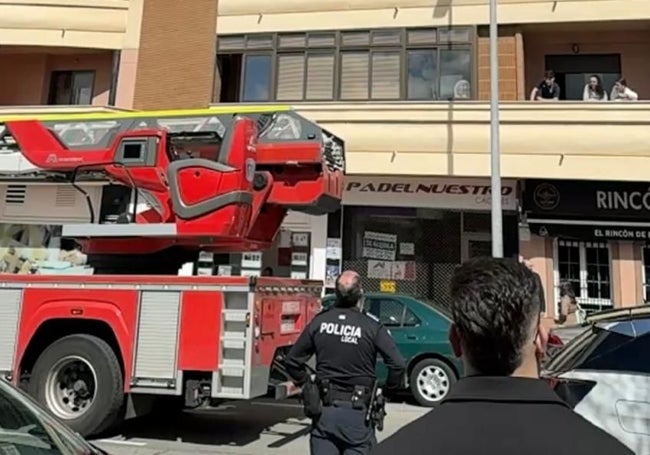 Los bomberos y la policía en el lugar del suceso.