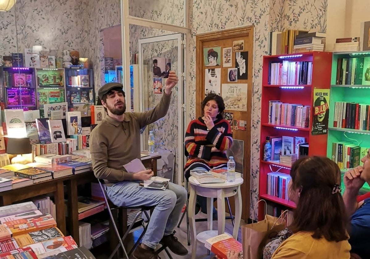 El escritor David Uclés en la librería 'La puerta de Tannhäuser'.