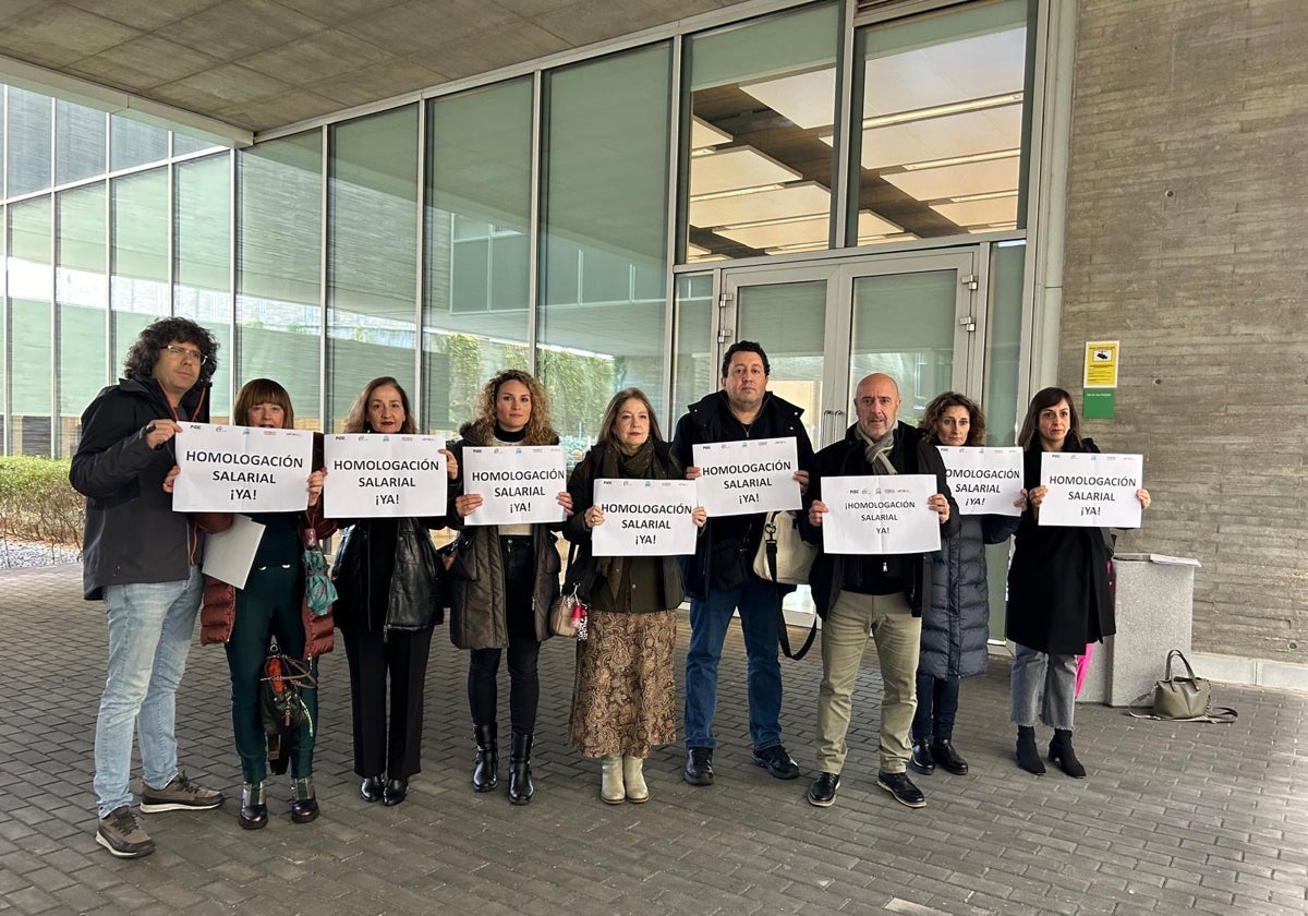 Protesta de los representantes sindicales tras abandonar el pleno.