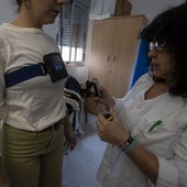 Una técnico de la Unidad del Sueño de Cáceres coloca un polígrafo respiratorio para monitorizar parámetros.