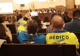 Dos sanitarios de la UME 7.1asisten a la jornada del 25aniversario que se celebró en elsalón de plenos.