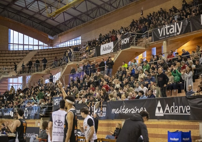 Los aficionados poblaron la grada de La Granadilla para arropar a los suyos.