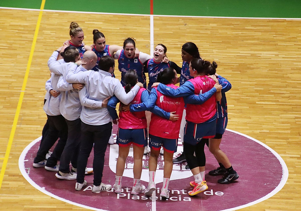 El Miralvalle celebra su clasificación al acabar el partido.