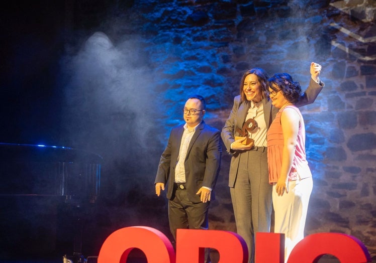 La actriz cacereña Cristina Gallego recibió su premio Versión Original.