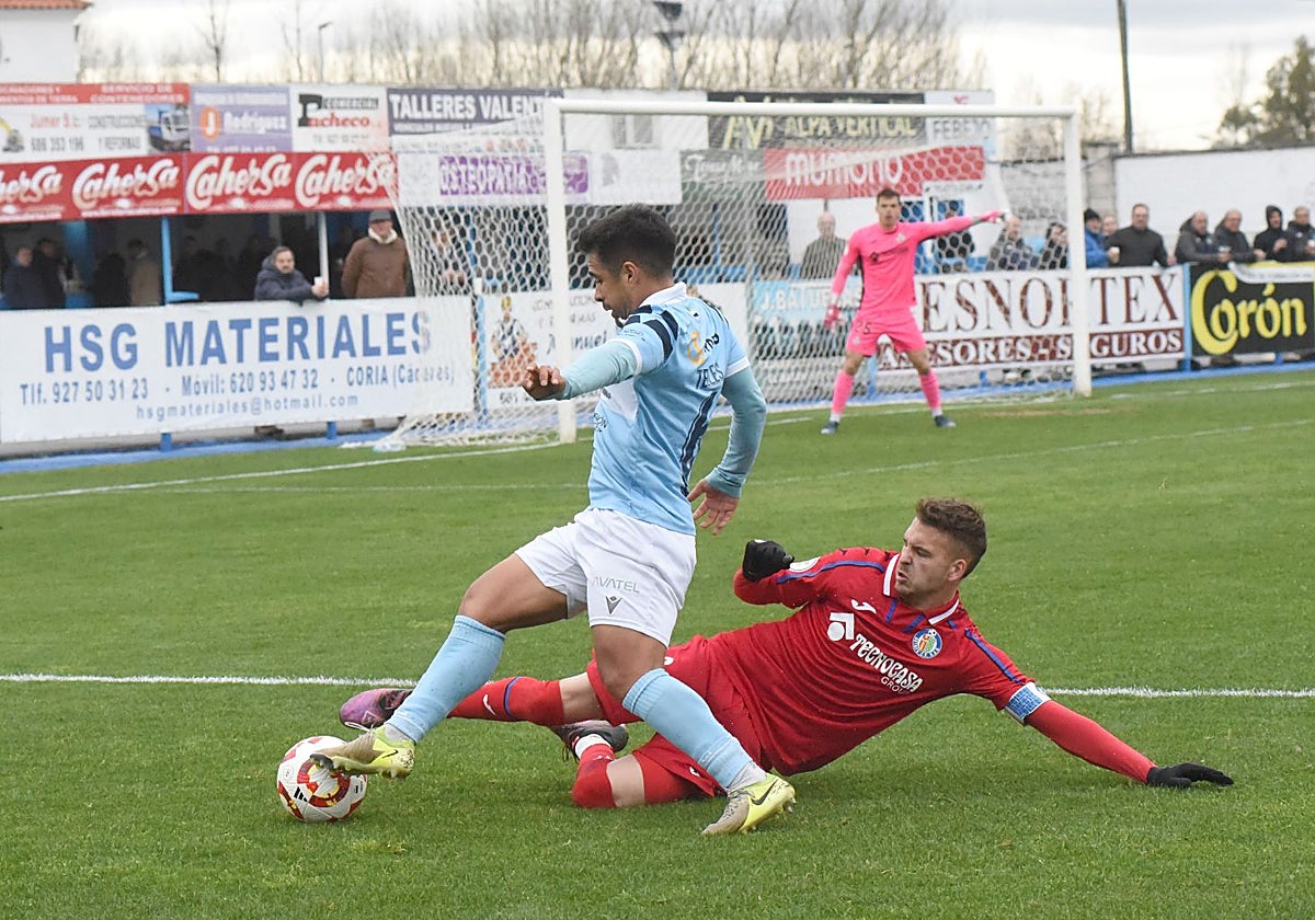 Telles en una acción del duelo ante el Getafe B.