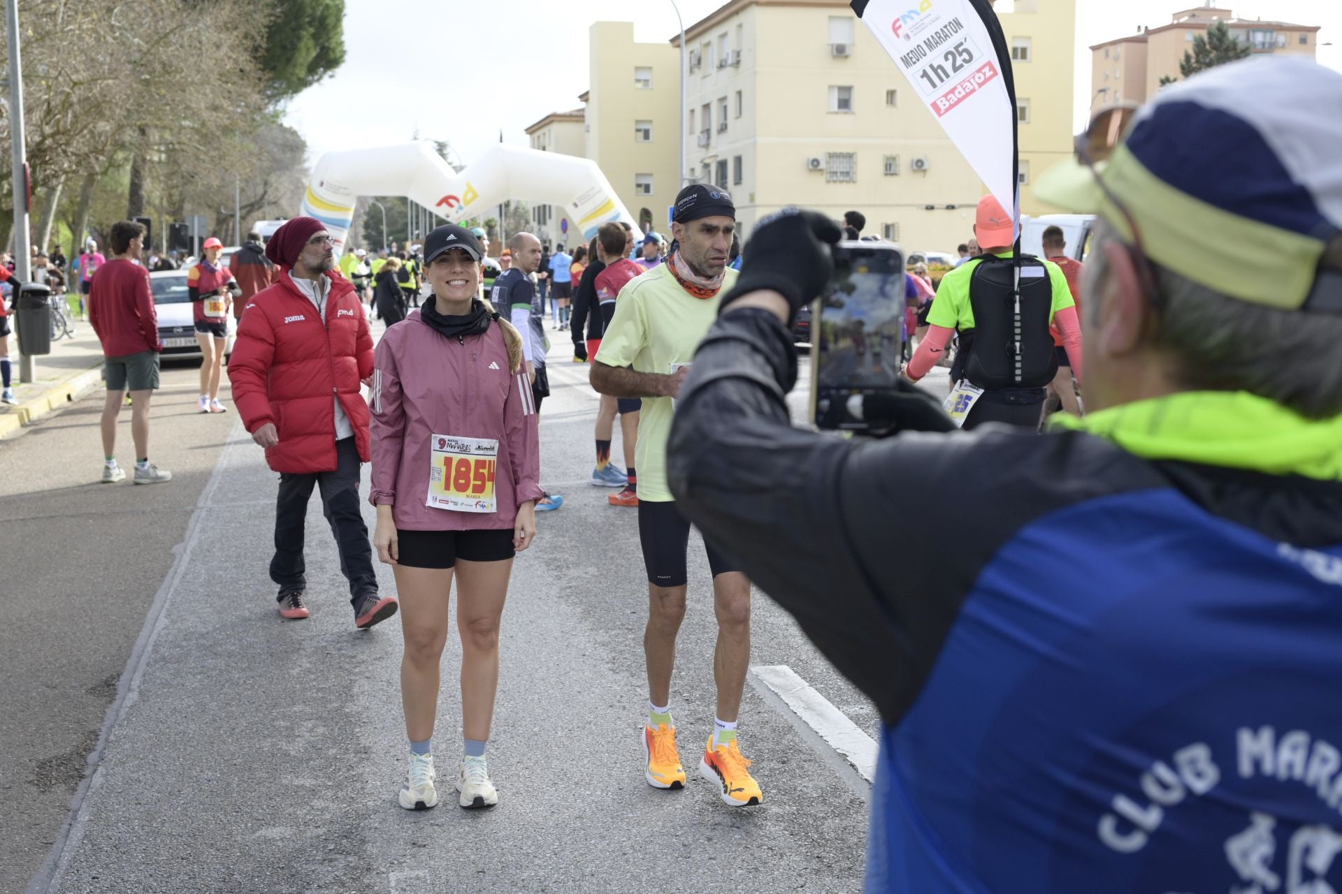 El Maratón Popular y Medio Maratón de Badajoz, en imágenes