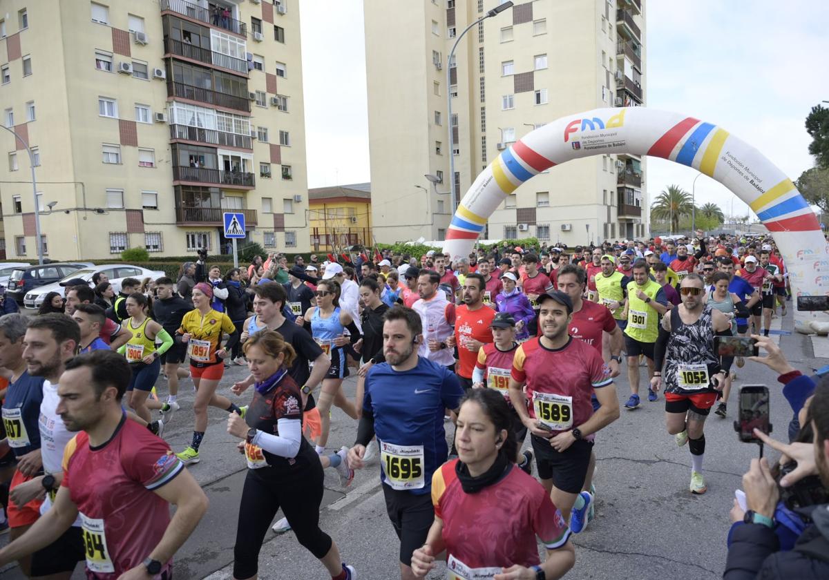 El Maratón Popular y Medio Maratón de Badajoz, en imágenes