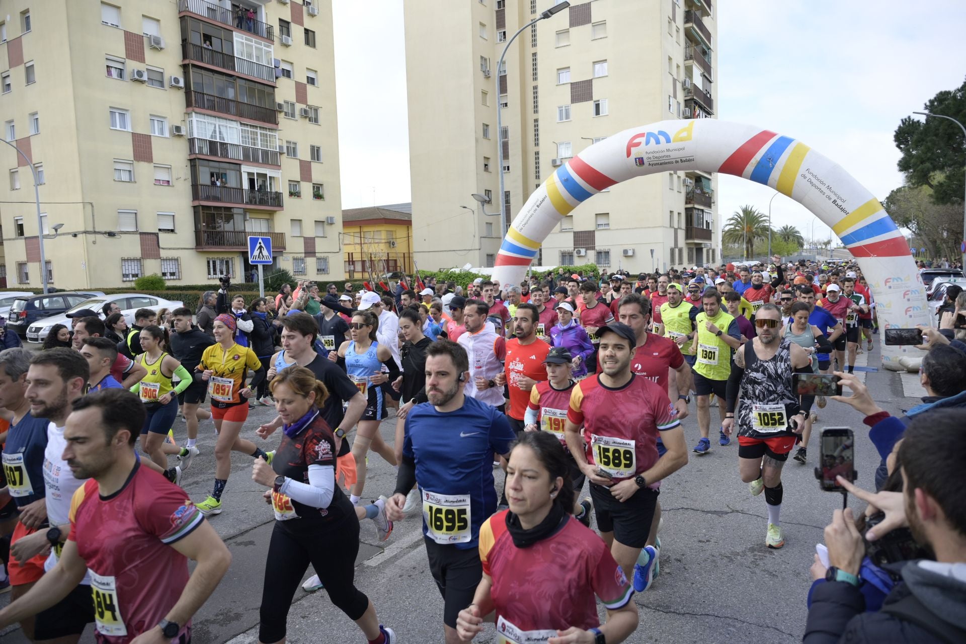 El Maratón Popular y Medio Maratón de Badajoz, en imágenes