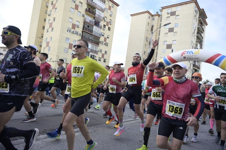 Los corredores al tomar la salida de la media maratón celebraba su novena edición.