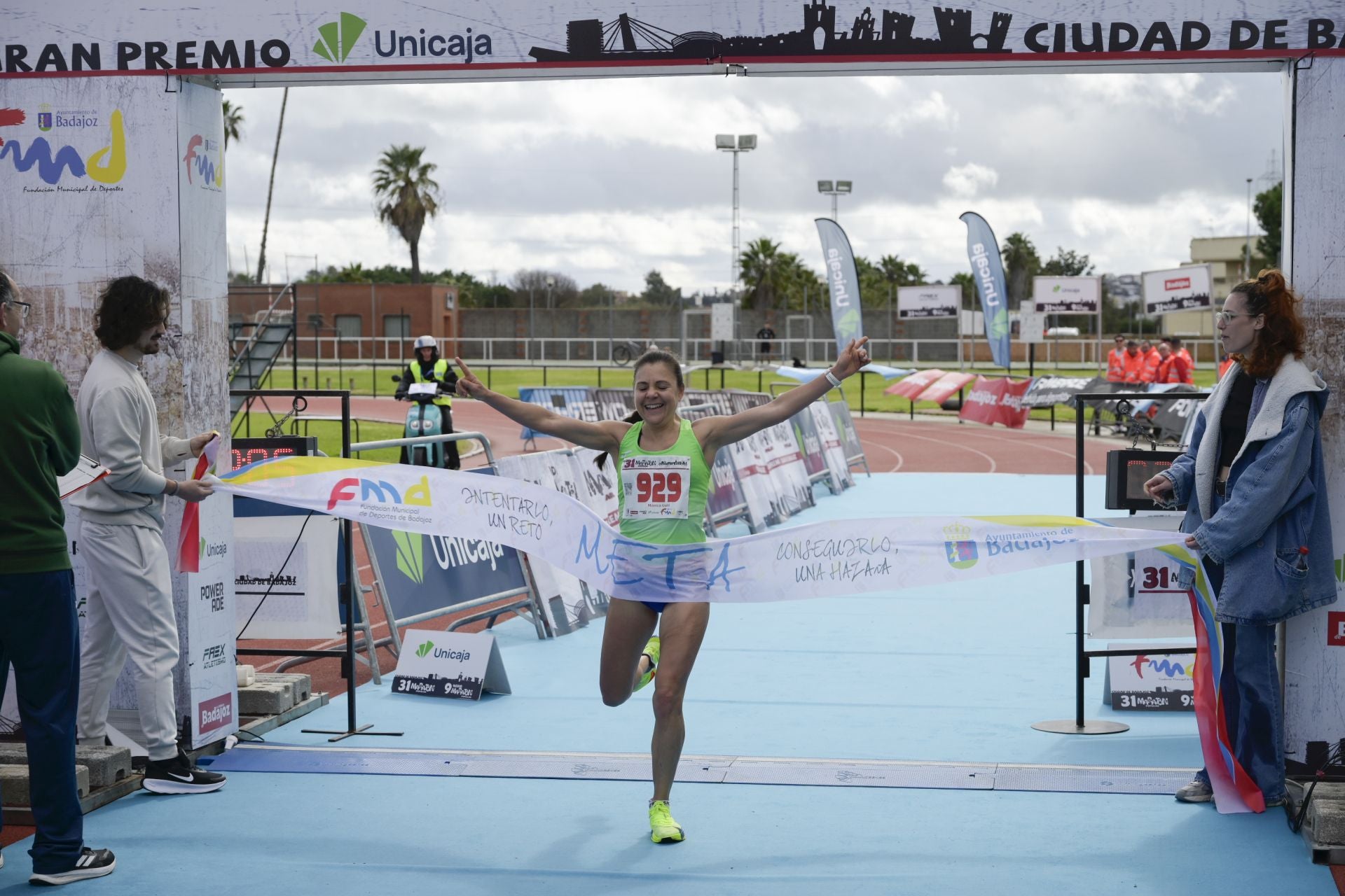 Imagen secundaria 2 - Arriba los recreadores de los sitios de Badajoz. Abajo a la izquierda Carlos Gazapo al llegar a la meta y a la derecha Mónica Gutiérrez, ambos ganadores de la maratón Badajoz. 