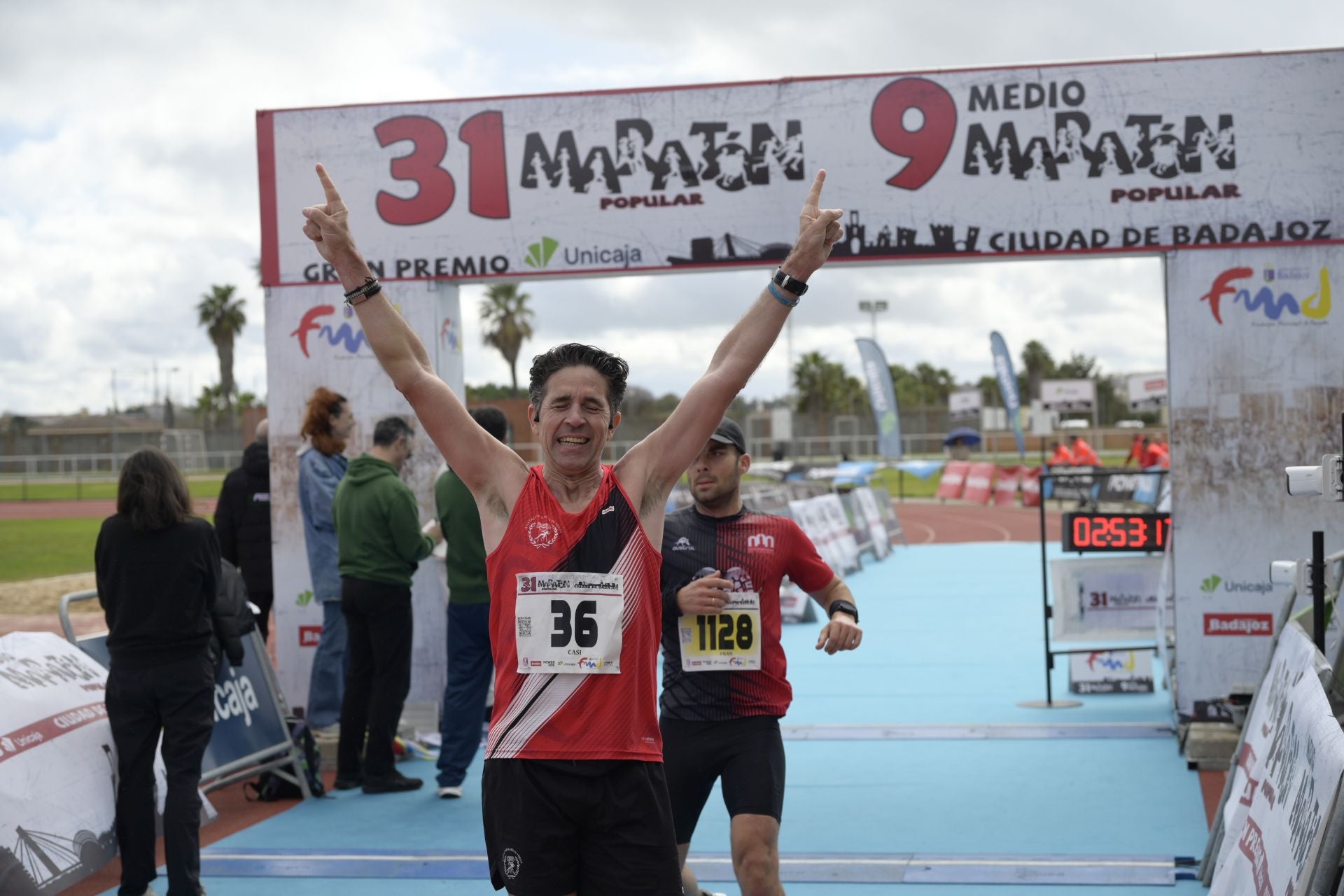 El Maratón Popular y Medio Maratón de Badajoz, en imágenes