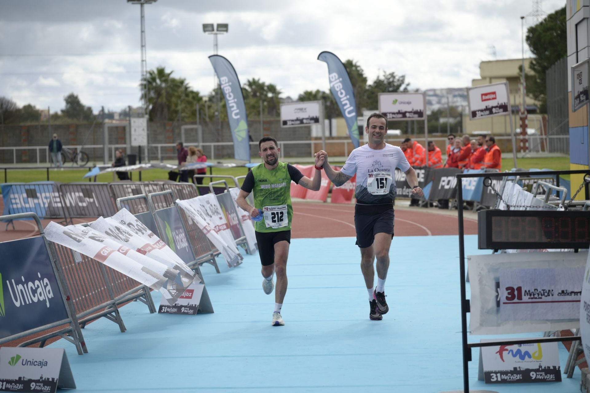 El Maratón Popular y Medio Maratón de Badajoz, en imágenes