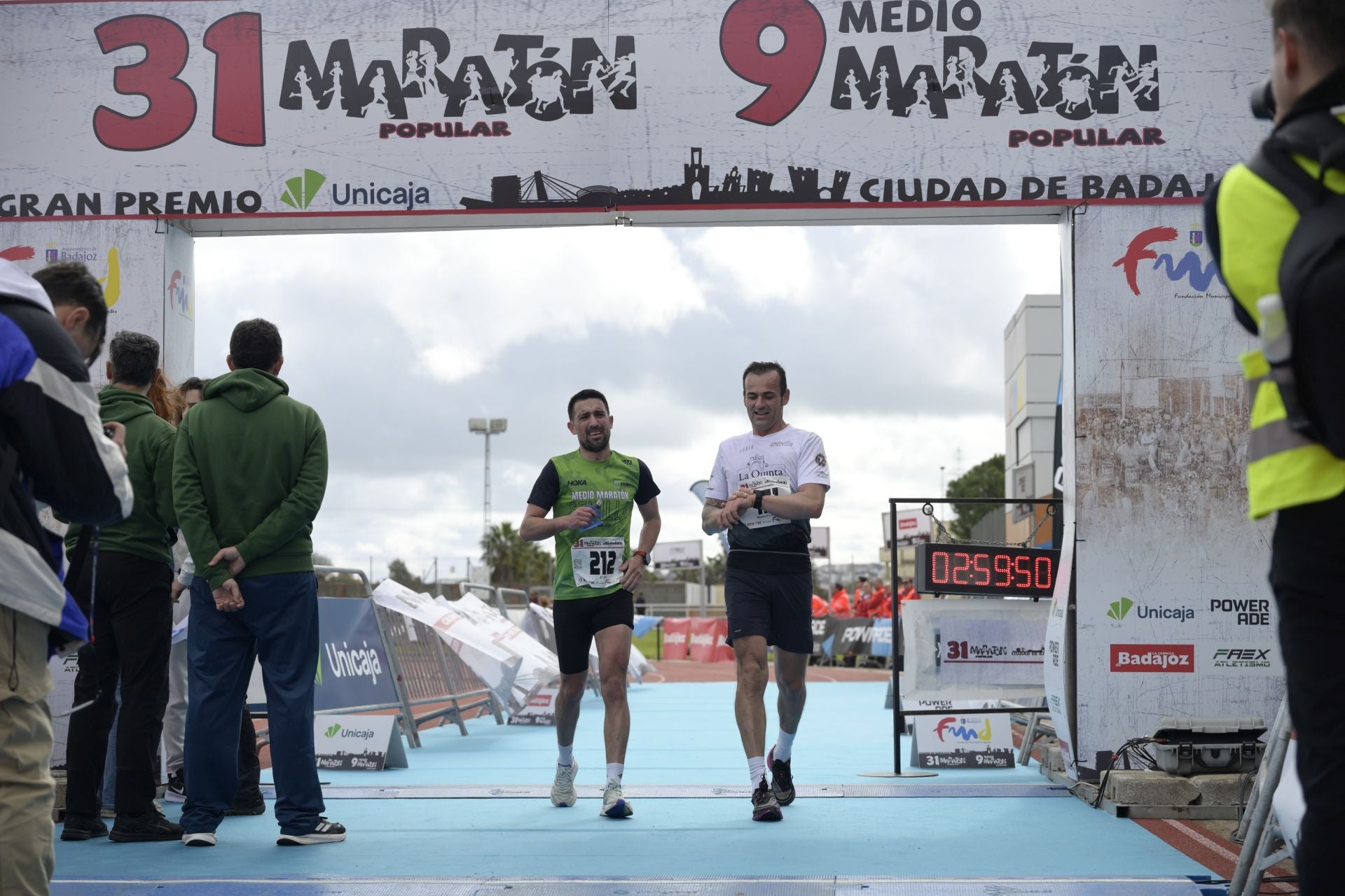 El Maratón Popular y Medio Maratón de Badajoz, en imágenes