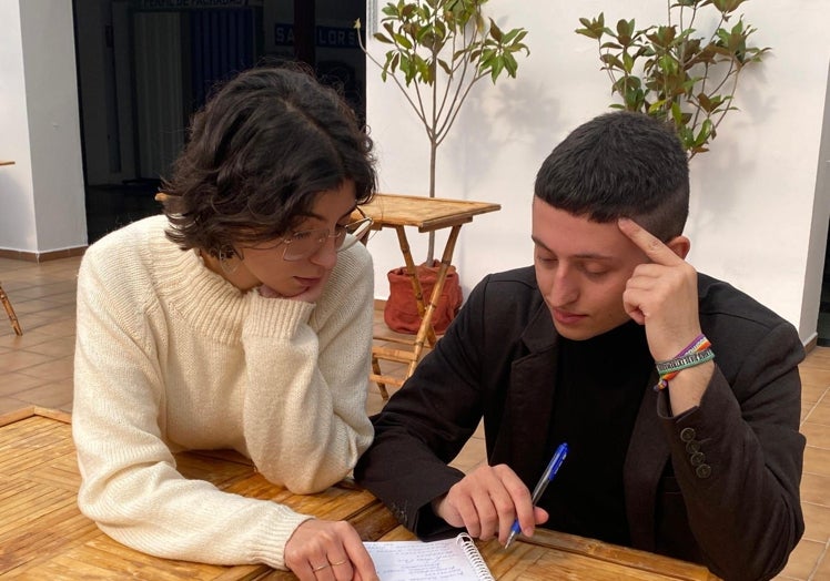 Ángel Andreo junto a una usuaria del servicio.