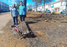 t Mari Carmen y María Isabel junto a uno de los bancos del paseo de la Radio.