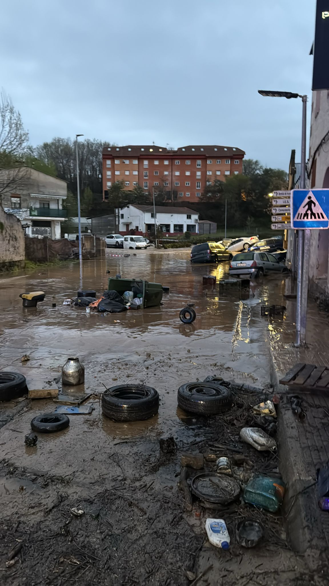 Calles anegadas y coches volcados por la rotura de una balsa de agua en Jarandilla