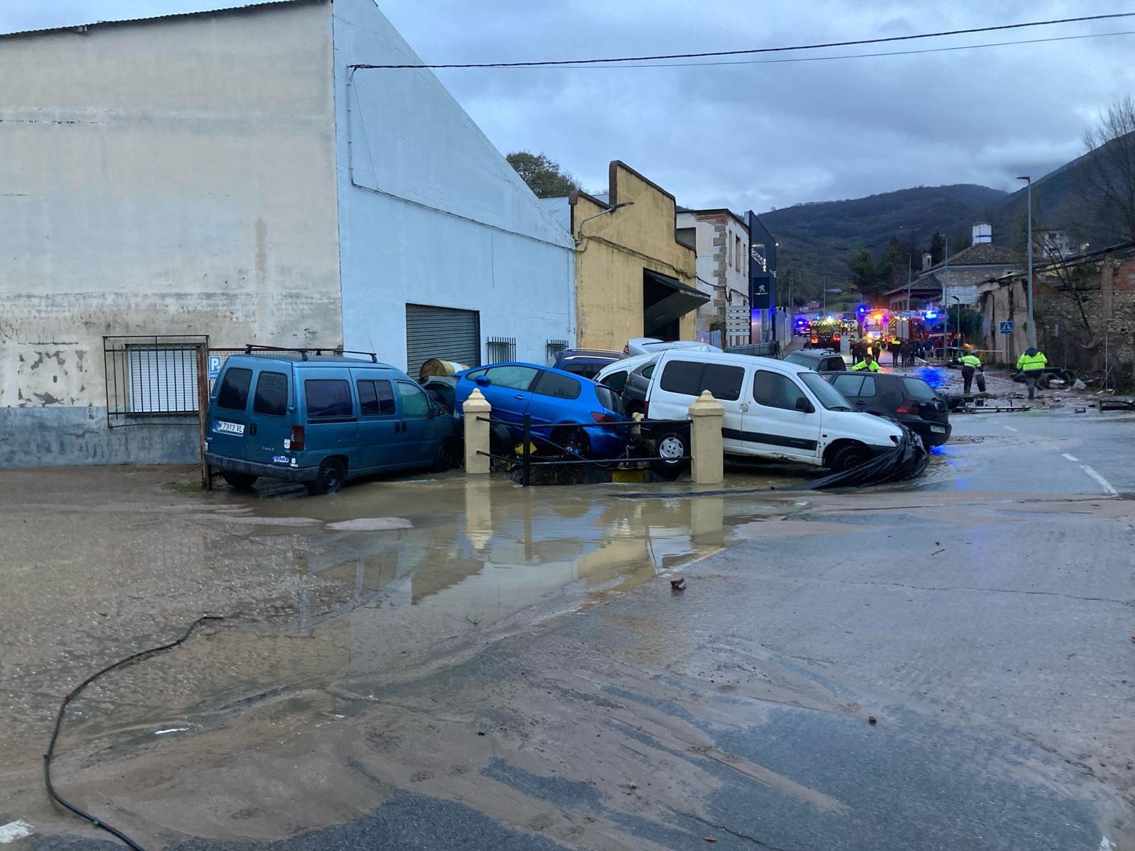 Calles anegadas y coches volcados por la rotura de una balsa de agua en Jarandilla