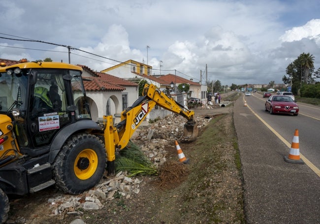 Las máquinas han vuelto para derribar los muros de las viviendas.