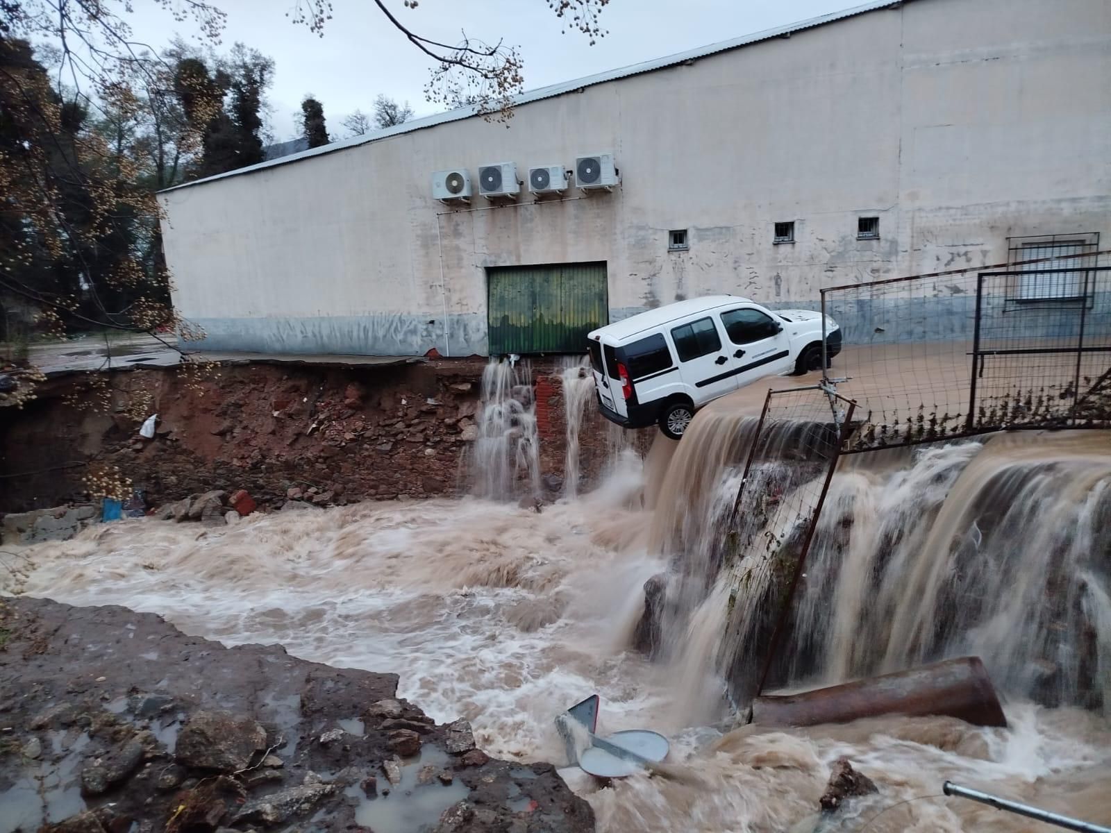 Calles anegadas y coches volcados por la rotura de una balsa de agua en Jarandilla