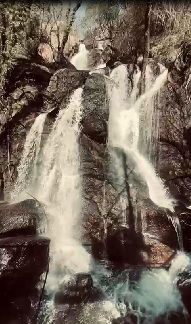 El bonito salto de agua de Las Nogaledas en el Valle del Jerte.