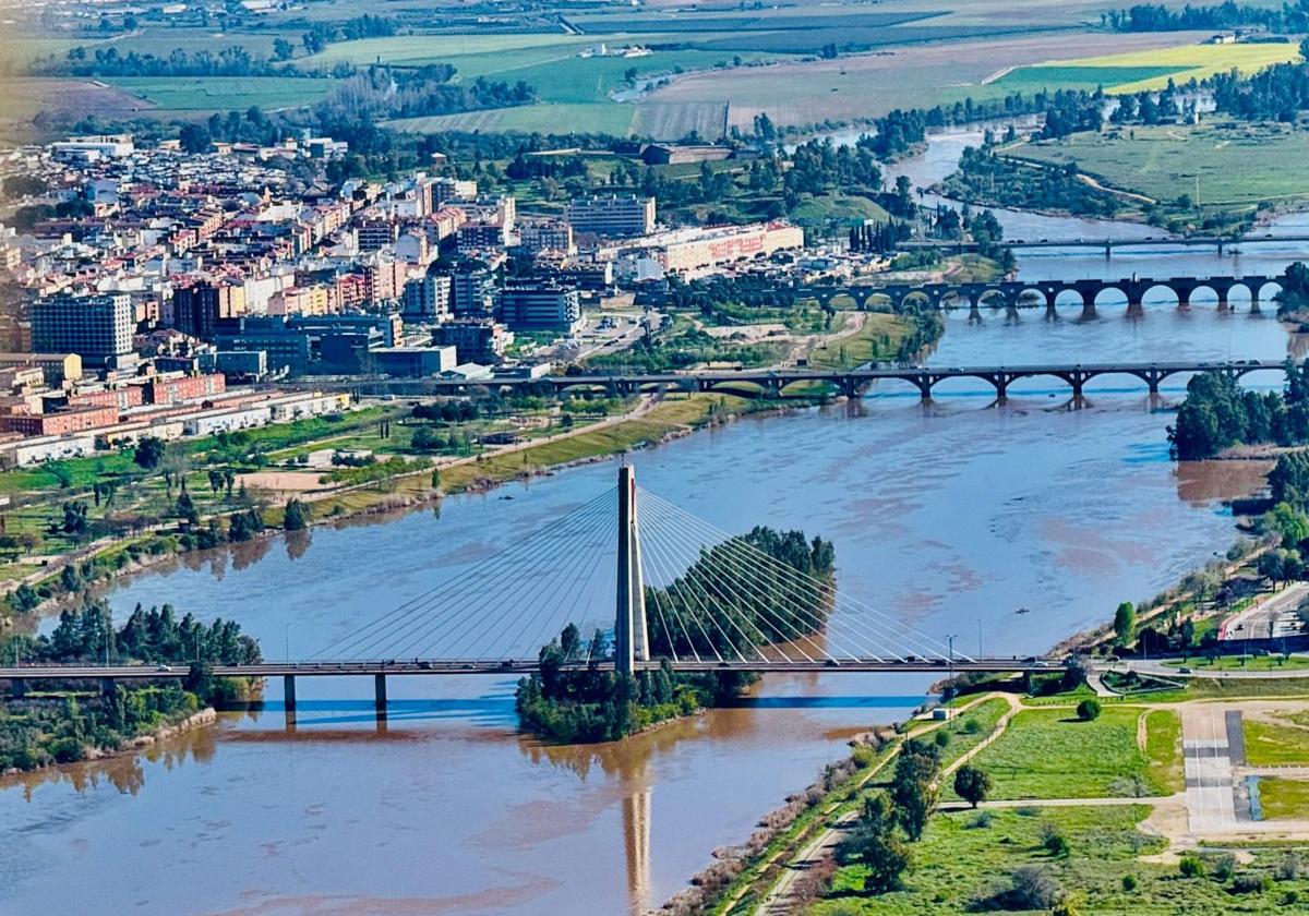 Así se ve desde el aire la crecida del Guadiana entre Badajoz y Alqueva