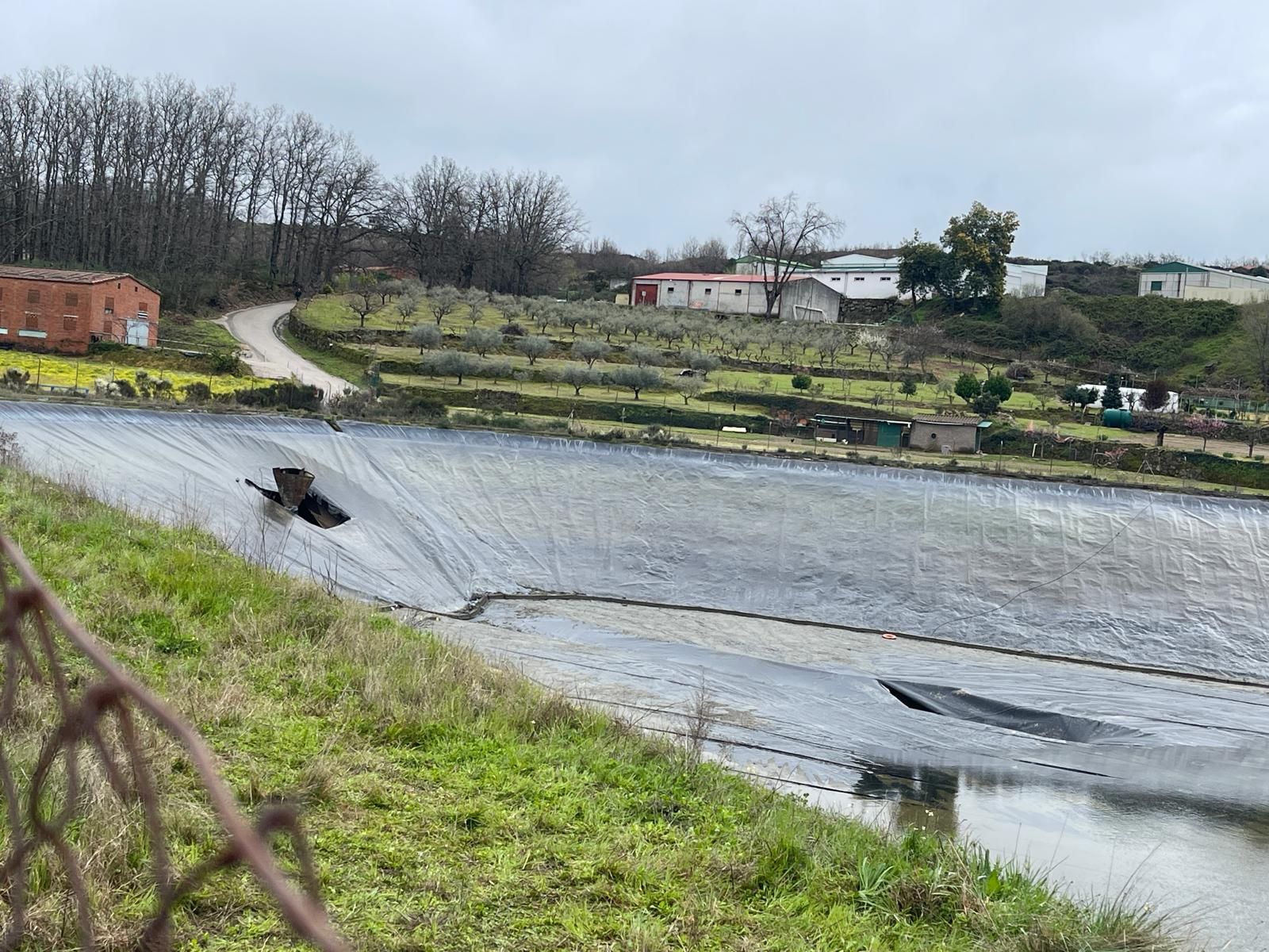 Calles anegadas y coches volcados por la rotura de una balsa de agua en Jarandilla