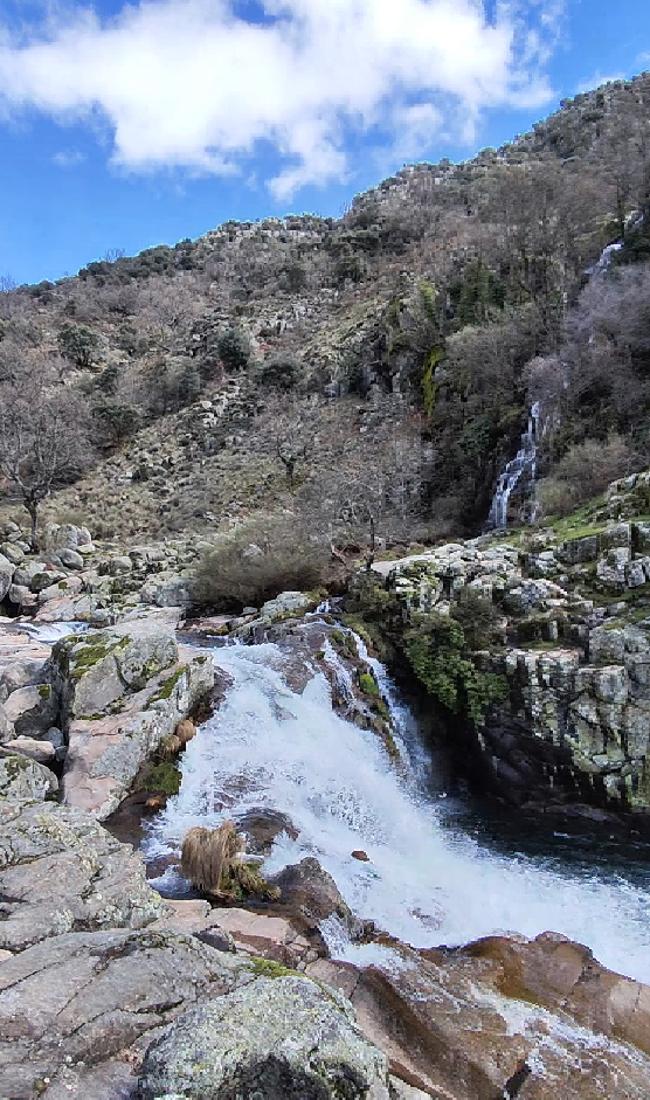 Espectáculo de burbujas en el charco del Trabuquete en Guijo de Santa Bárbara.