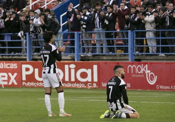 Álex Herrera y Bermúdez agradecen a la afición del Badajoz su apoyo en el Francisco de la Hera.