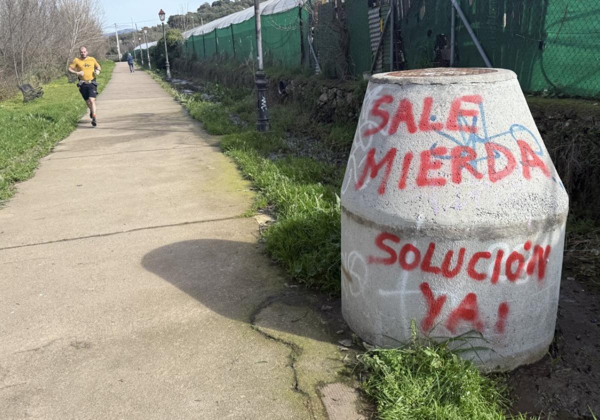 Los ciudadanos han expresado su malestar con pintadas en la infraestructura del colector.