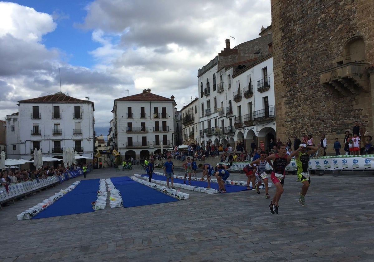 Prueba de duatlón celebrada en Cáceres en una de las transiciones en la Plaza Mayor.