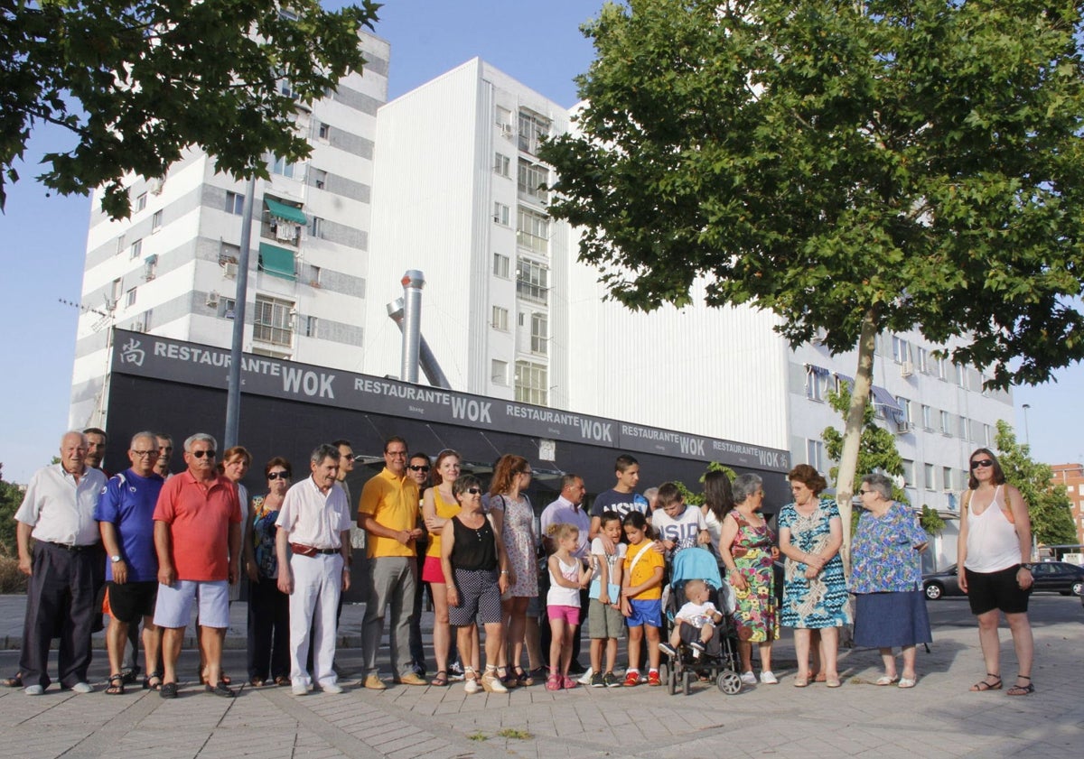 Imagen principal - Protesta de los vecinos de Alcoresa en 2014. En las siguientes imágenes, aspecto del local por fuera, con el anuncio del restaurante, y en su interior.