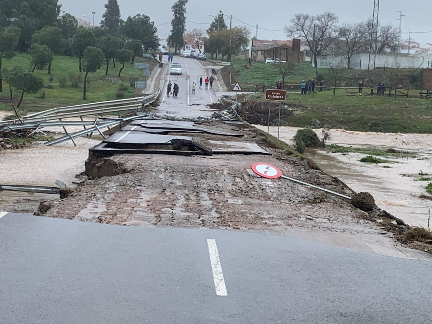 Estado en el que ha quedado la carretera BA-086, a la salida de Maguilla en dirección a Llerena