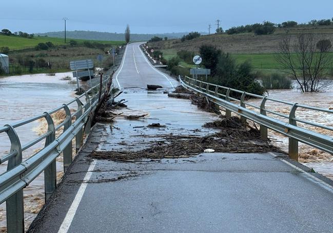 Carretera Ba-118, que une Retamal de Llerena con la Ex-103, cortada al tráfico.